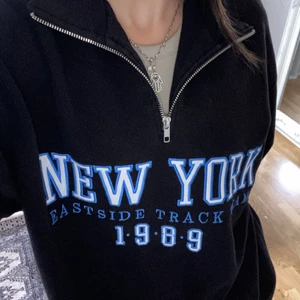 Sweatshirt från Gina Tricot - Har bara använt den en gång! Jätte bekväm men inte min stil längre. Köpte den för 299!