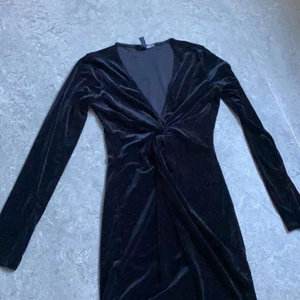 Klänningar  - Har inte använd dem så jag väljer och sälja dem, säljer 2 för 150kr  