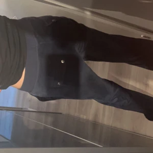 Juicy couture byxor - Jag säljer nu mina mörk blåa juicy couture byxor i storlek S då dom nästan aldrig kommer till användning och jag vill köpa gråa istället. Ens silversaken  har låstnat på ena snöret men annars är dom i jätte fint skick. KÖP DIREKT FÖR 700kr💗 