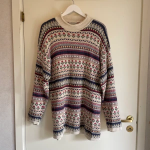 Mysig tjocktröja - Otroligt fin och mysig stickad tjocktröja perfekt för hösten. Från indiska. 100 % bomull. Storlek L. Söker då den är för stor för mig och jag har slutat använda oversize. 