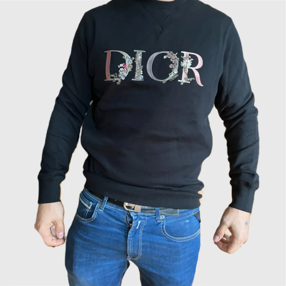 En Dior tröja i storlek Large. Sparsamt använd. 9/10 i skick. Nypris 14k. Tröjor & Koftor.