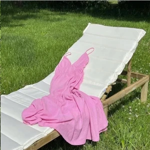 klänning från gina - jag säljer nu min rosa klänning från gina tricot💘 jättefin oh somrig🌸🌺🌷(inte mina bilder!)