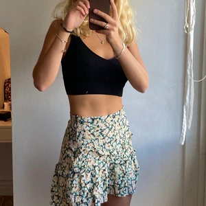 Blommig kjol - Blommig mid-waist kjol från Pull and Bear i storlek S. Näst intill oanvänd.  Kan mötas upp i Göteborg annars står köpare för frakt. Skriv privat vid intresse. 