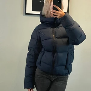 Mörkblå vinterjacka - Världens skönaste vinterjacka från peak performance, mörkblå i storlek 36. inga synliga tecken på användning. Nypris var 4000kr