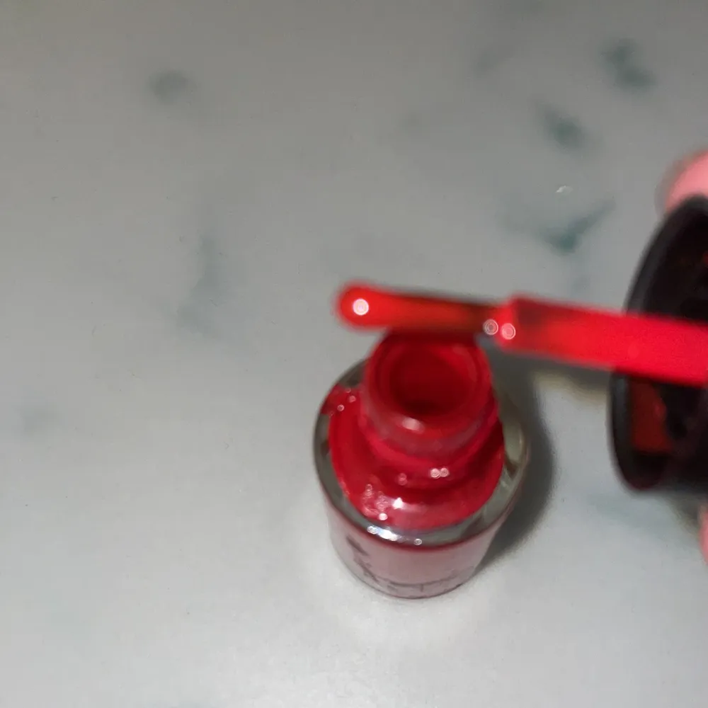 Rött nagellack från Normal. Har använt den några gånger . Övrigt.