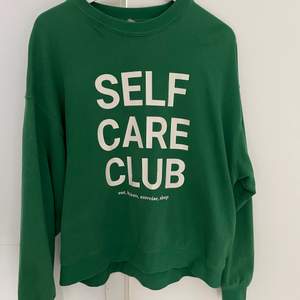 Grön sweatshirt från H&M som efterliknar Sporty&Rich! Väldigt snygg och använd ett fåtal gånger.