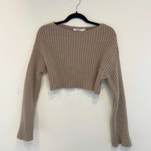 Croppad stickad tröja - En croppad stickad topp från NA-KD som är helt perfekt nu i höst 🍁🍂mycket bra skick! frakt på 39kr tillkommer 📦🫶🏼