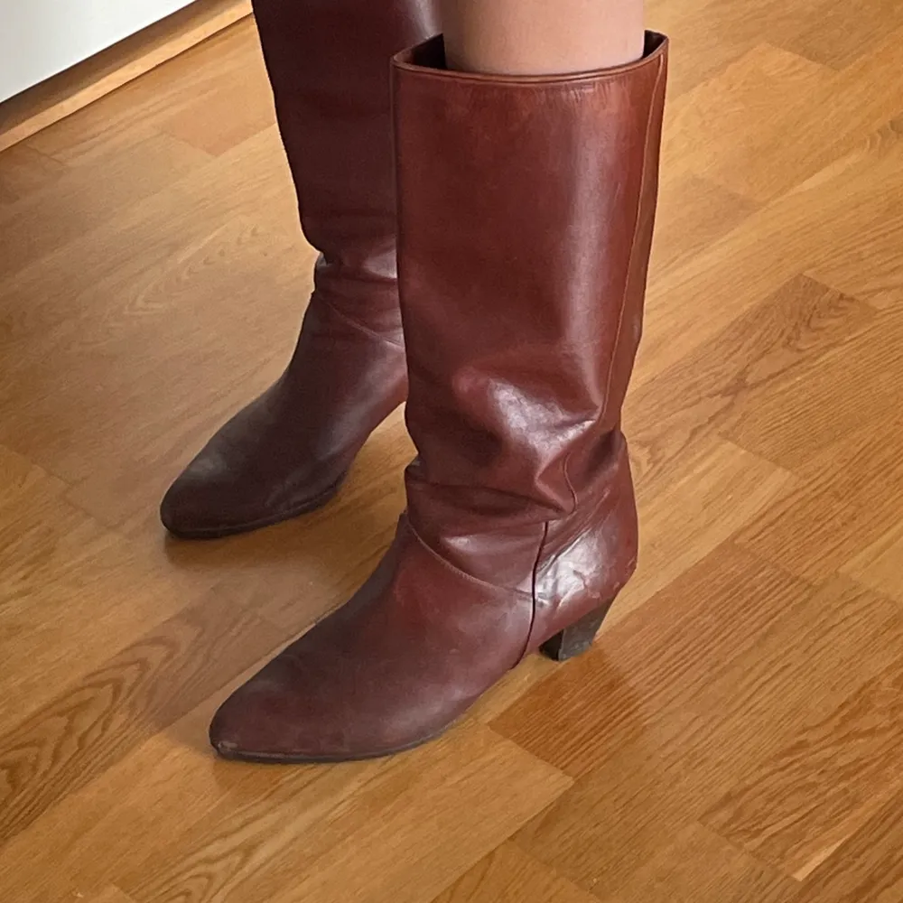 Säljer mina brun/röda boots med klack från Sellpy!  Jättebekväma och bra skick.  Storlek 40 men jag själv har 37/38 och tycker dom funkar endå! . Skor.