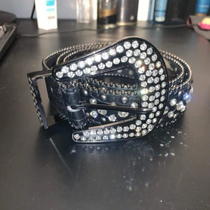 Rhinestone belt - Säljer Bb-simon inspo. bälten av önskad färg i mycket god kvalité.   Har inne vit och svart.  Frakta, meetup✅✅  * Kvalitetsgaranti. Håller ej bältet = Pengar tillbaka💸  * Storlekar för olika midjemått finns.   * Bara att höra av sig👍 Har refs av kunder so