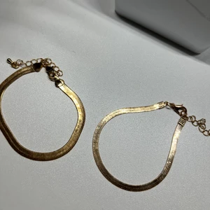 Armband  - Två guldarmband i fint skick. 18-23cm. Båda för 40kr + 15kr frakt 🍀