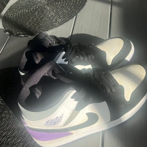 Jordan 1 SE Purple - säljer ett par jordans knappt använda de har ett litet crease som knappt syns storlek 43. buda gärna från 1000kr osäker om låda finns kvar 