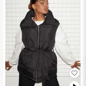 Väst  - Slutsåld puffer vest Nypris 699 kr Storlek 34, men den är ganska stor i storleken. Skulle säga att den passar perfekt mellan en XS-M beroende på hur man vill ha den 💗 