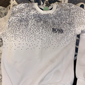 Hugo boss hoodie utan luva - Inte noppig utan helt mjuk, så i bra skick. Använd 3/4 gånger då den inte kommer till användning längre. Ord pris 1000 nypris 550. Passar som en S. (Jag själv är xs/s)