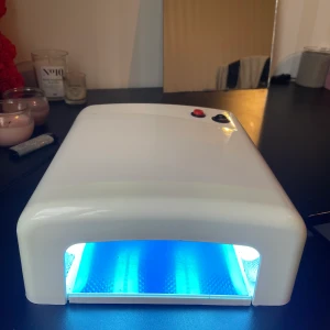 Uv lampa till naglar - Uv lampa köpt från Elgiganten. Använd några gånger och funkar som den ska. Ny pris 400kr. Säljer för jag inte gör naglar mer. Köparen står för frakten, kan mötas :)