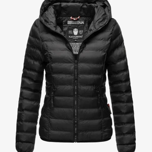 allvädersjacka - allväders jacka köpt i våras! säljs då den är förlåten! är storlek M men sitter som S! formar kroppen jätte fint!