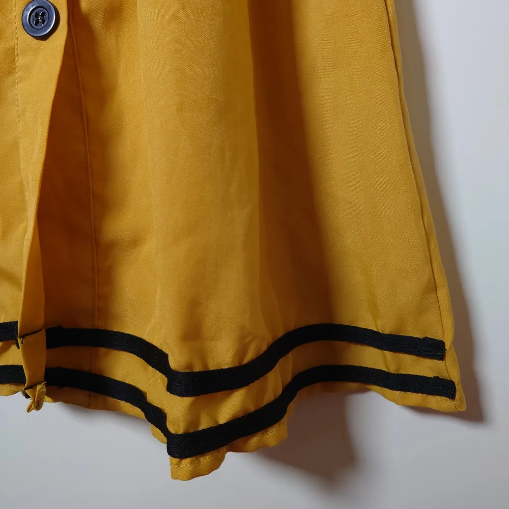 Tunn, gul vintageklänning med detaljer och resår i midjan. Lite sidenaktigt material. Det finns inga lappar i den, troligtvis hemsydd, men passar S/M🌿. Klänningar.