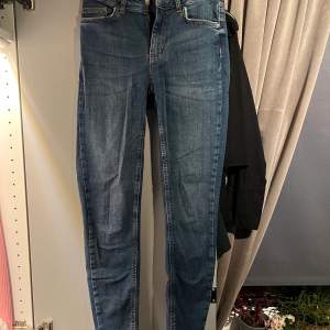 Helt nya skinny jeans från vero Moda. Kan skicka fler bilder vid intresse😊