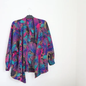 Cool vintage jacka! - Alltså denna är ju fantastisk, men tyvärr inte riktigt min färg eller passform. Köpt i vintagebutik i Barcelona 2019 men är använd av mig kanske max 2 gånger. Passar nog en S-M bäst för en oversize fit. 💜