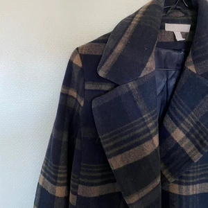 Rutig ullkappa  - Säljer denna rutiga ullkappa från H&M