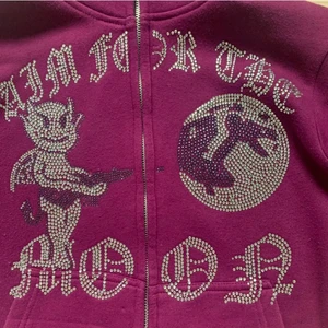 Aime for the Moon zip hoodie - Säljer denna lila aime for the moon hoodie då den inte kommer till användning längre.Köpte den av en annan säljare här på plick men har själv bara använt den få tal gånger. (Bilderna är lånade) 