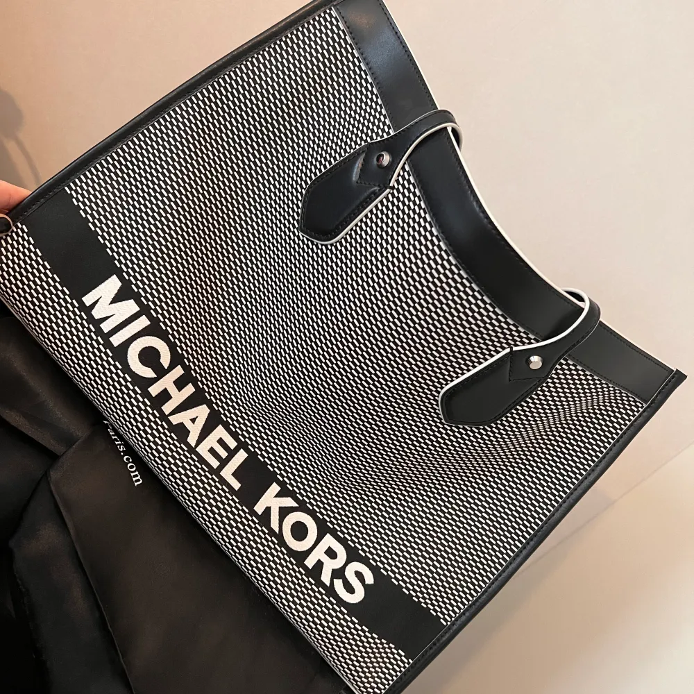 Äkta Michael kors väska, knappt använd. . Accessoarer.