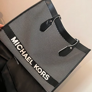 Michael kors - Äkta Michael kors väska, knappt använd. 