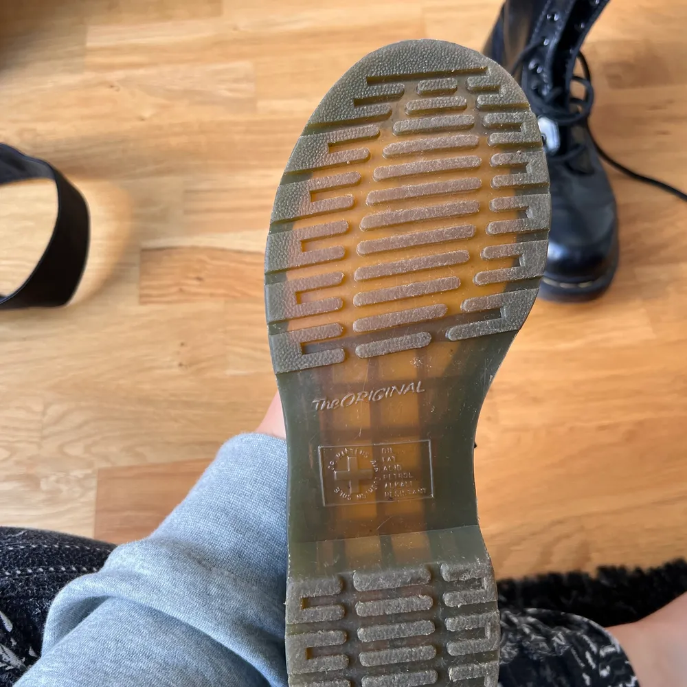 Svarta dr martens kängor i strl 37. Använda i syfte att gå in dem men insett att mina fötter inte är gjorde för dessa. Så synd då jag älskar dem egentligen. Superfräscha, inga konstigheter! . Skor.