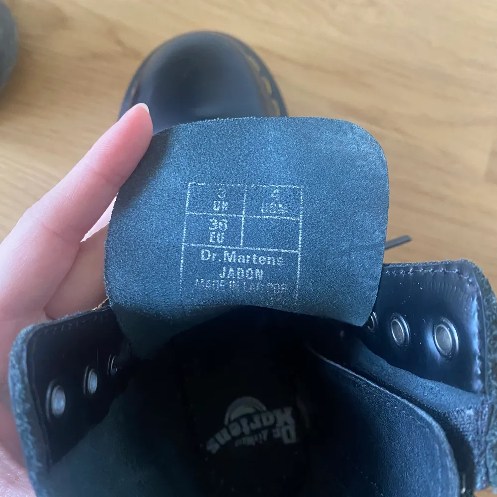 Dr Martens svarta höga stövlar i storlek 36, dm vid frågor, priset går att diskutera vid snabb affär. Skor.