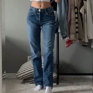 zara jeans - superfina mörkblå jeans från zara i storlek 34. på bilderna har jag samma jeans fast i en storlek större. endast testade med lappen kvar 🫶🏽kontakta mig vid intresse eller för fler bilder 💌 köpare står för frakt