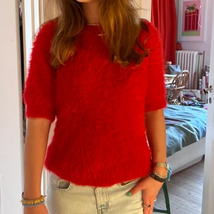 Fluffig tröja!! - Säljer denna röda superfina fluffiga tröja från the visual clothing poject!!