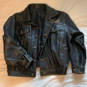 skitsnygg puffy vintage leather jacket från Diesel i storlek XXL men tror dock det är barnstorlek  eftersom den är väldigt liten 😇 På Google står det att den är värd mellan 1000-2000kr och jag säljer för 500! 💕