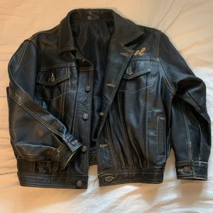 leather jacket - skitsnygg puffy vintage leather jacket från Diesel i storlek XXL men tror dock det är barnstorlek  eftersom den är väldigt liten 😇 På Google står det att den är värd mellan 1000-2000kr och jag säljer för 500! 💕