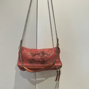 Zadig & Voltaire väska - Fin Zadig & Voltaire väska i röd som inte går att köpa längre. Väskan är använd därav priset. Nypris ca 3500kr  Kan mötas upp i Stockholms innerstad eller skicka med posten om så önskas!