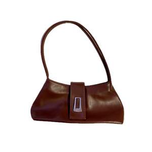 90s Leather Mini Shoulder Bag with Double Straps  Brown Stitching and Silver Detail  Good condition 🖤 Length 27 cm 🖤 Height 11 cm - Total Height 32,5 cm 🖤 Width 8 cm 🖤 Free Shipping🖤  #leather #90s #minibag