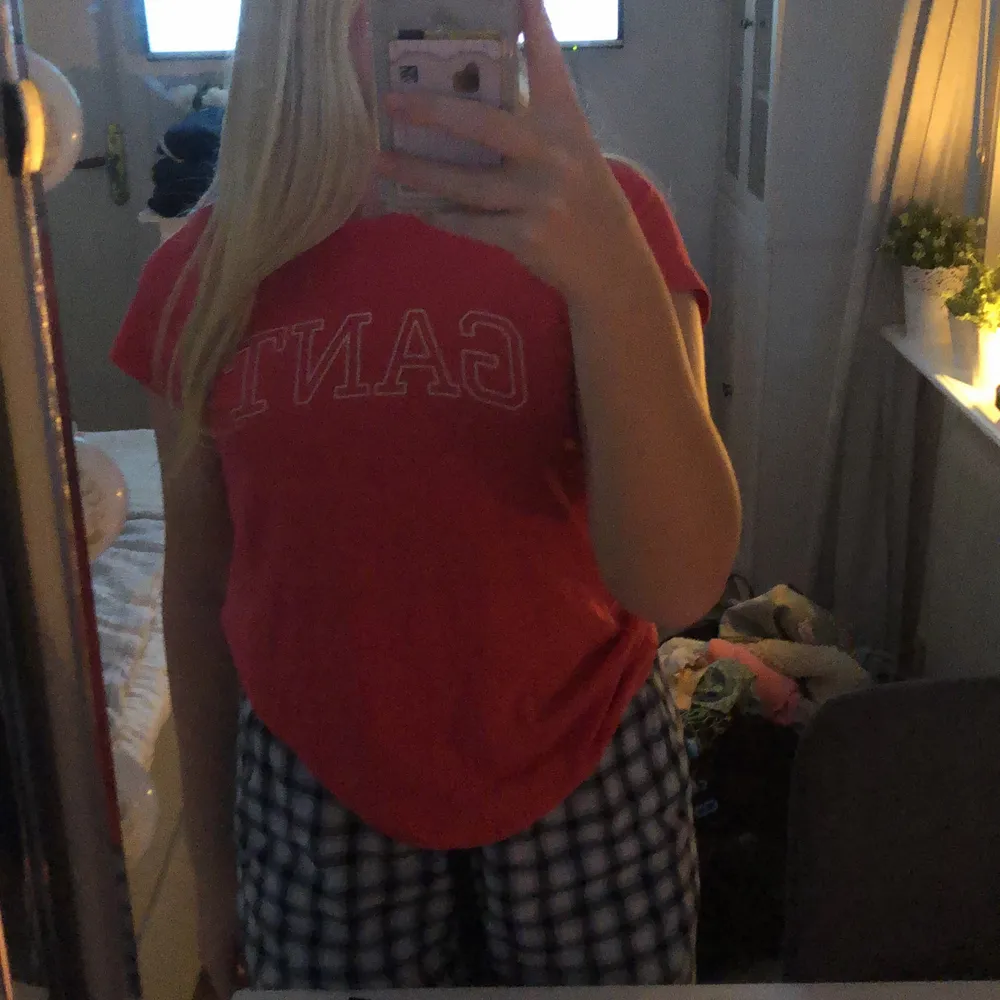 Rosa gant t-shirt. Köparen står för frakten❣️. T-shirts.