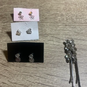 Silver öronhängen & silver hårklipp - Alla öronhängen är 5 kr/st och hårklippen är 10 kr båda. Har aldrig använt dem, man kan köpa allt för 25kr eller enskilt :)