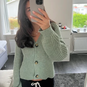 Grön kofta - Grön stickad kofta från chiquelle. Perfekt till hösten! Väldigt bra skick, använd ett fåtal gånger. Tryck inte på köp direkt. Hör av dig vid frågor eller om du är intresserad. 