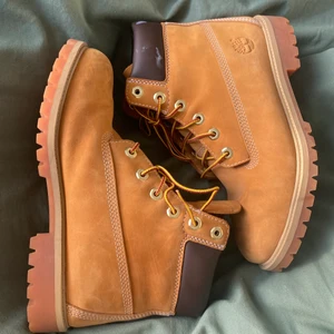 Timberlands - Knappt använda timberland skor i storlek 40, har inget minne av användning men det finns små tecken på det. Vita färgfläckar på läderbiten och bara små gråa fläckar vid tårna. Helt perfekt nu för vintern när dem är påväg tillbaka som trend!  Priset kan diskuteras vid snabbt köp!