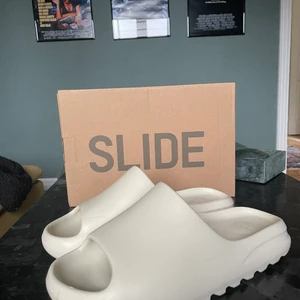 Yeezy slides ”BONE” 46” - Hej!  Säljer nu mina nästintill oanvända yeezy slides. Tofflorna är i storlek 46 men är små i storleken så passar 44/45. Jag säljer dessa pågrund av att jag inte använder som. Tyvärr finns inte kvitto  Cond: 9/10