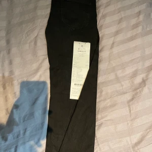 LEE jeans 29/30 - Tjena säljer nu mina LEE jeans för att dom är för små. Knappt använda, köpta i juni 2022 så dom är ca 2 månader gamla. Kvitto finns Köpta på kennedies i Västerås för 900kr mitt pris 500kr
