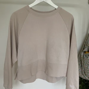 Beige Nike sweatshirt  - Beige Nike sweatshirt I storlek S. Tröjan är i använt skick💓💓
