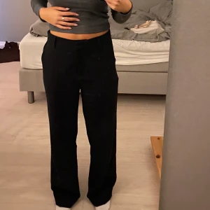 Svarta Kostymbyxor  - Svarta kostymbyxor från madlady, storlek L men på mig som vanligtvis bär S/M och är 171 sitter dom bra💞(jag står för frakt)
