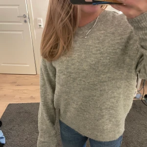 Stickad tröja  - Säljer denna ljusgråa stickade tröja ifrån h&m! Storlek xs!💕 Perfekt nu till höst och vinter🫶🏻