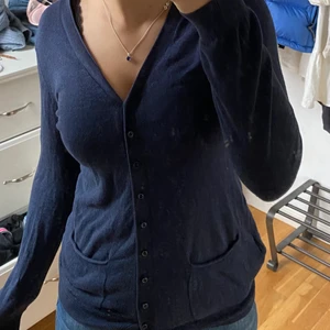 Mörkblå kofta - En jättegullig kofta som är i en fin mörkblå färg💙Koftan är i Storlek S och är jättebekväm, Säljer pga att jag inte använder koftan så mycket längre💙