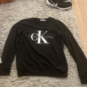 Calvin Klein tröja  - Fin CK tröja. Svart/marinblå tröja. Storlek 16 år. Så typ S/M skulle ja tro. Köparen står för frakten! 