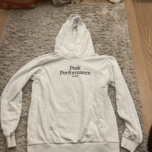 PEAK PERFORMANCE tröja - Fin peak performance tröja. Storlek 170. Fint skick. Men använd. Köparen står för frakt! 
