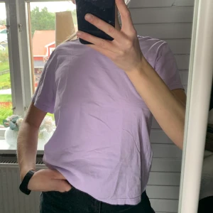 Lila T-shirt  - Lila T-shirt från Weekday i storlek M💜