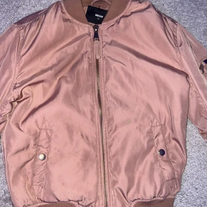 Jacka - En jätte fin ljus rosa höst/vår jacka från bikbok. Säljer på grund av att jag köpte en ny! Passar även S men den är i XS