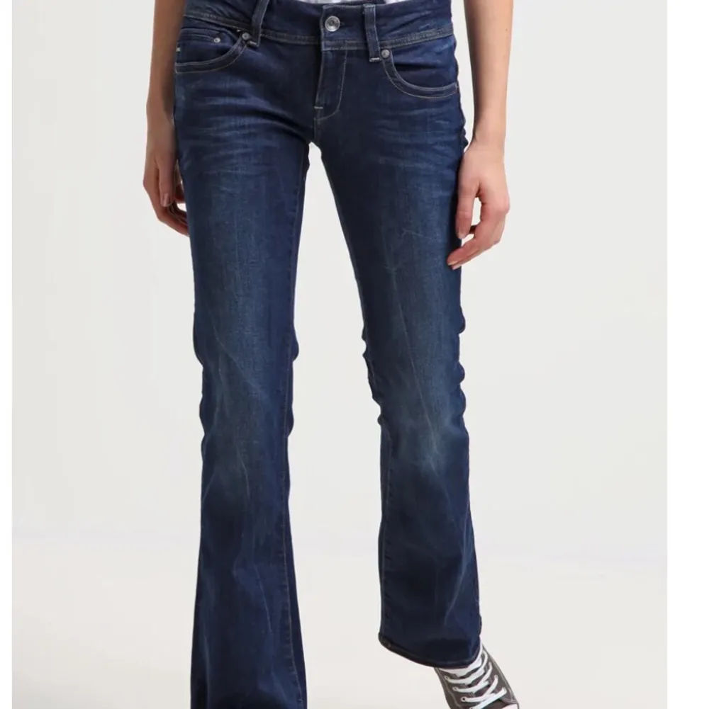 Säljer dessa Populära och slutsålda jeansen från zalando men det är märket g-star. Dom är i ett jätte bra skick då jag har använt dom sparsamt💕Dom är i storlek 27/32 och det motsvarar 36. Kom privat för bilder💕ny pris= 999kr, Tryck inte på köp direkt❗️❗️. Jeans & Byxor.