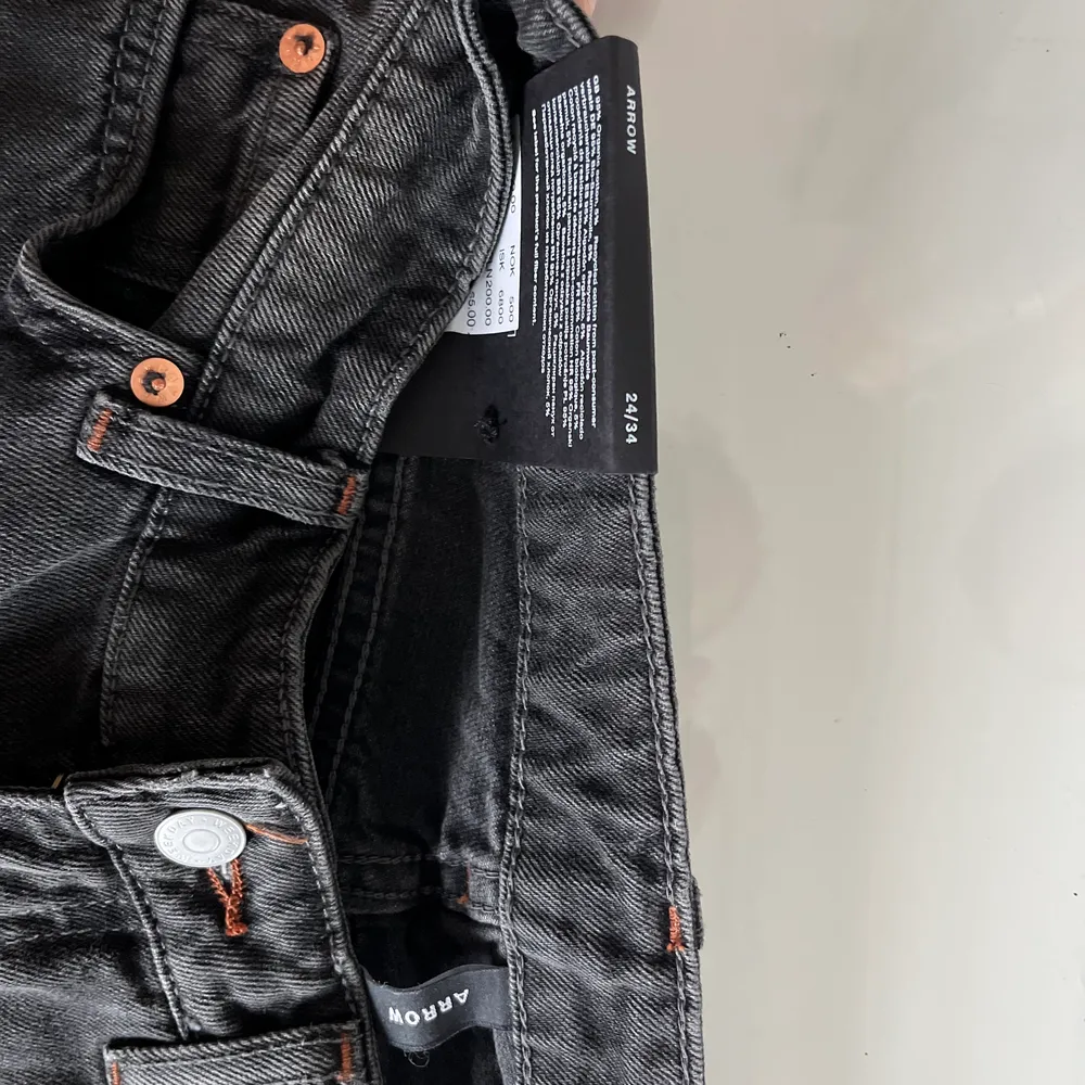 skit snygga svarta jeans från weekday i modellen ”arrow low straight jeans”🖤de är aldrig använda med lapp kvar då. nypris 500kr. slutsålda i den storleken på deras hemsida. . Jeans & Byxor.